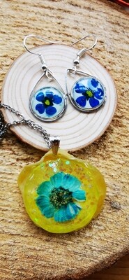 Yellow Shell and blue flowers set