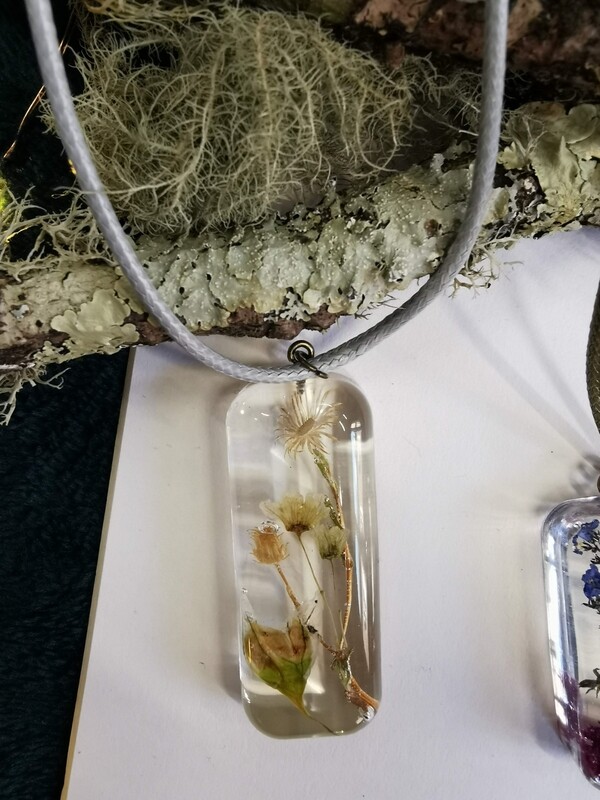 Transparent pendant with flowers