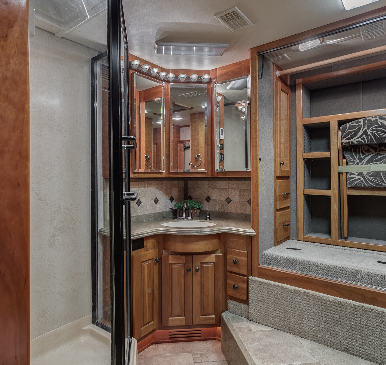 2009 Monaco Dynasty Regal 1.5 Bath