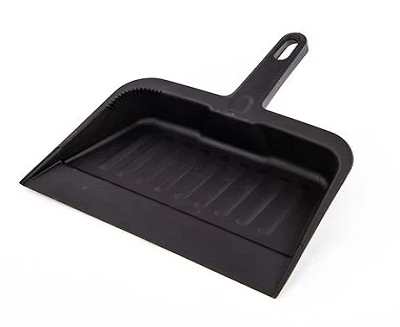 RAMASSE POUSSIERE PLASTIQUE NOIR   050614