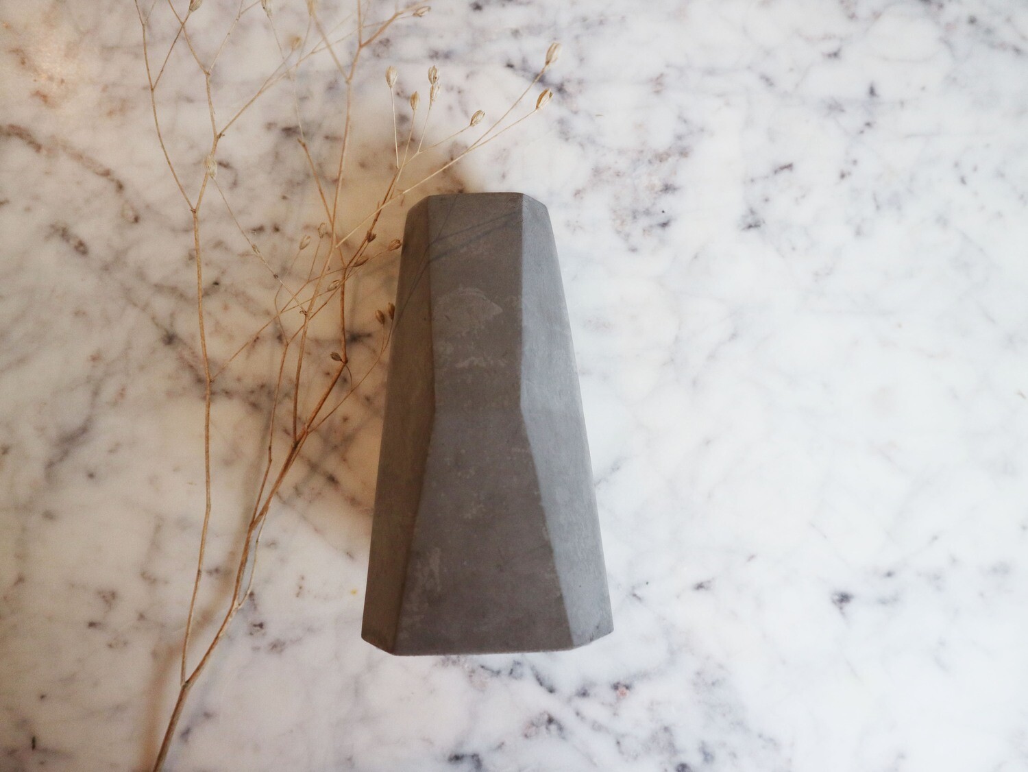 Atelier Pierre kaarsenhouder natural dark grey