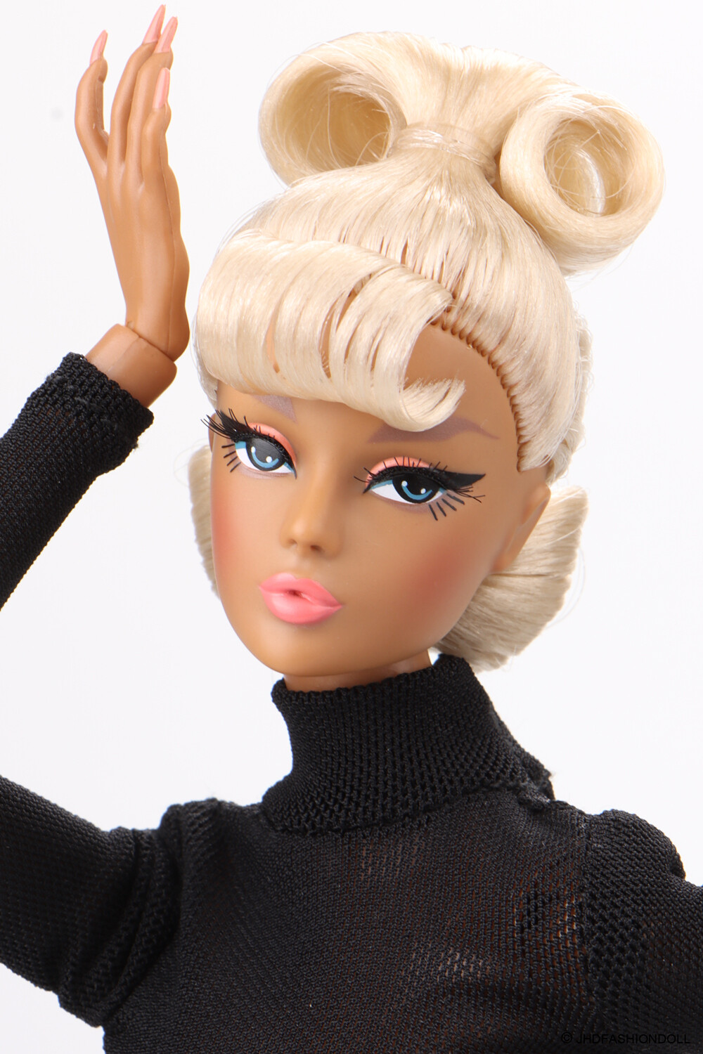 2022 Covergirl The September Issue Convention Studio Doll (Nude, Gold Hair)