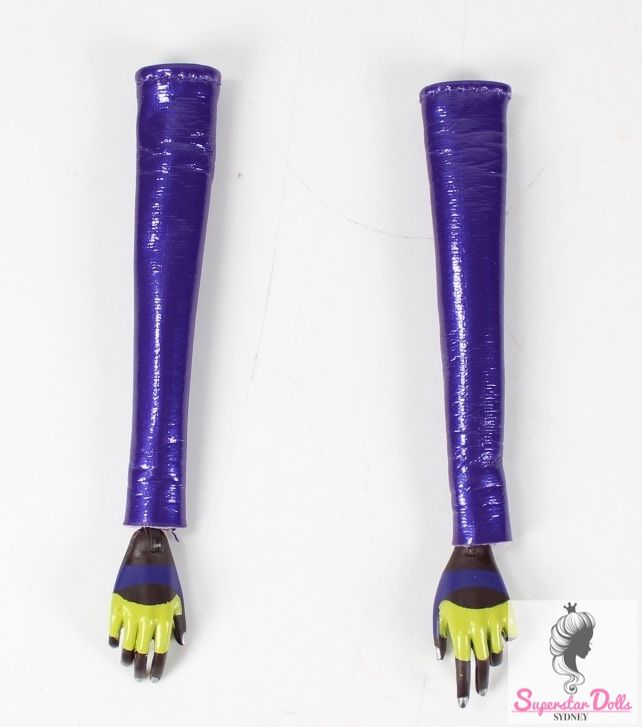 2021 Integrity Toys: &quot;Nu Face Adrenaline Rush&quot; Dominique Gloved Hands