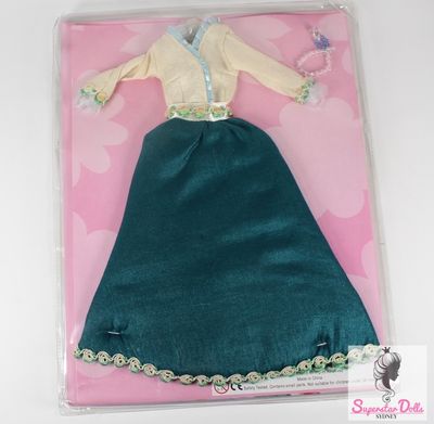 2000&#39;s Era &quot;Discover The World With Barbie: Poland&quot; Fashion Set &amp; Magazine