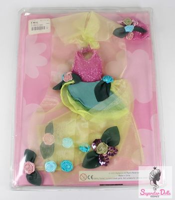 2000&#39;s Era &quot;Discover The World With Barbie: Brazil&quot; Fashion Set &amp; Magazine