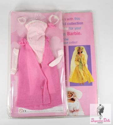 2000&#39;s Era &quot;Discover The World With Barbie: Germany&quot; Fashion Set &amp; Magazine