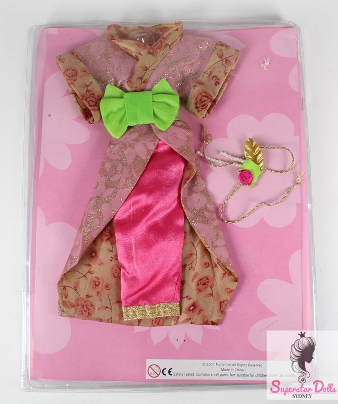 2000&#39;s Era &quot;Discover The World With Barbie: Japan&quot; DE-BOXED Fashion Set &amp; Magazine