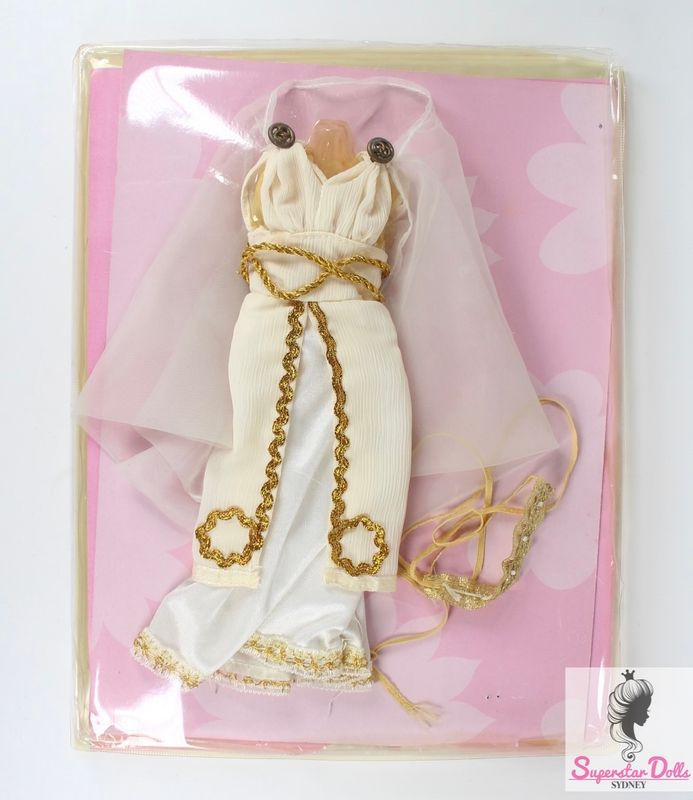 2000&#39;s Era &quot;Discover The World With Barbie: Greece &quot; DE-BOXED Fashion Set &amp; Magazine