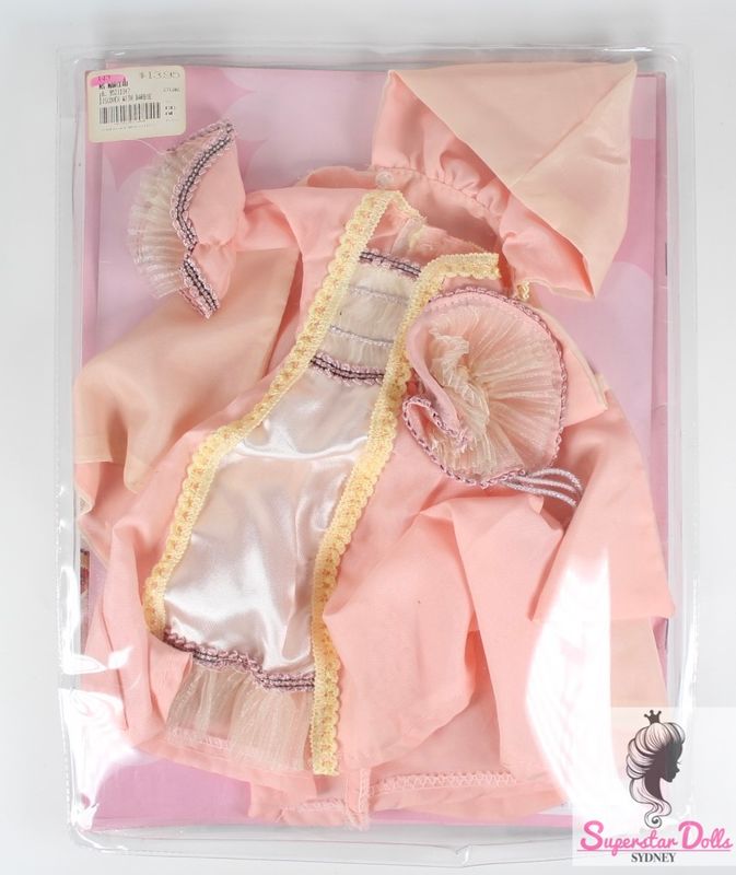 2000&#39;s Era &quot;Discover The World With Barbie: Italy &quot; DE-BOXED Fashion Set &amp; Magazine