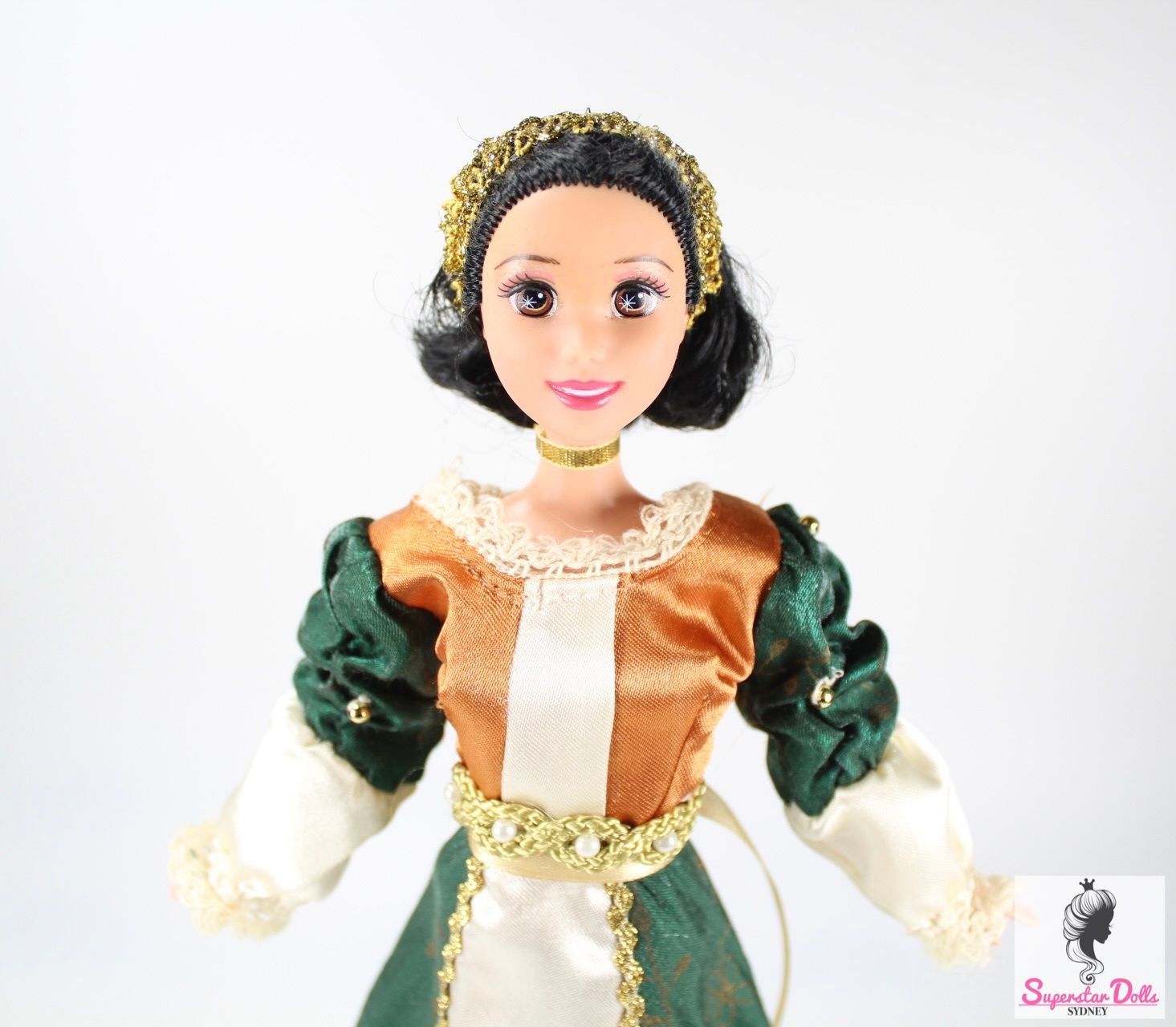 2005 Disney: &quot;Snow White&quot; Doll in &quot;Discover The World With Barbie: Romania &quot; Fashion