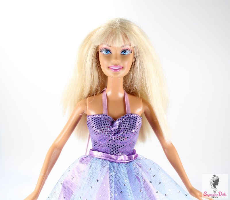 2000's Era Barbie Doll in Clone Fashion 2000's Era Barbie Doll in Clone Fashion