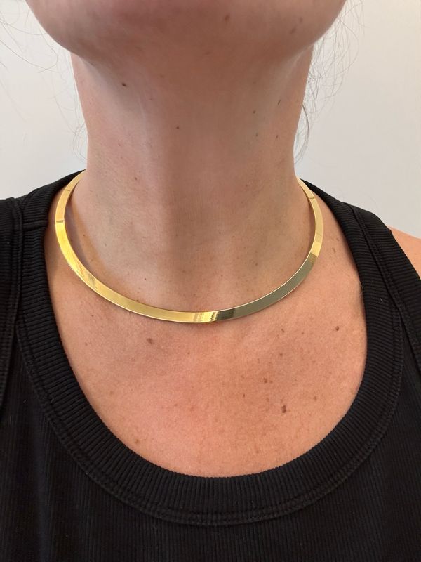 Collier rigide ras de cou 