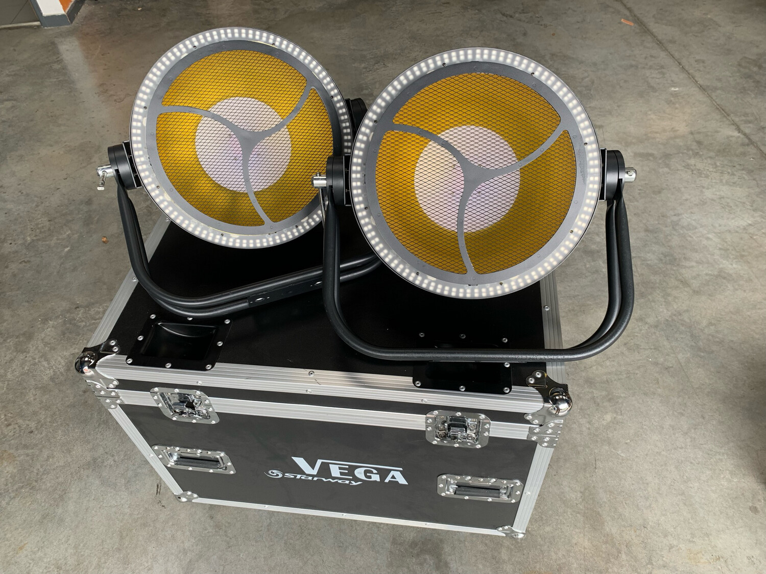 LOT 2x VEGA EN FLIGHT-CASE