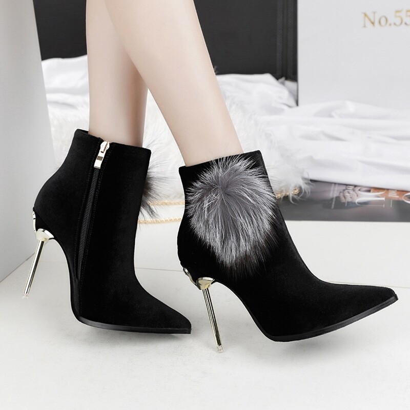 Fluffy ball boots 