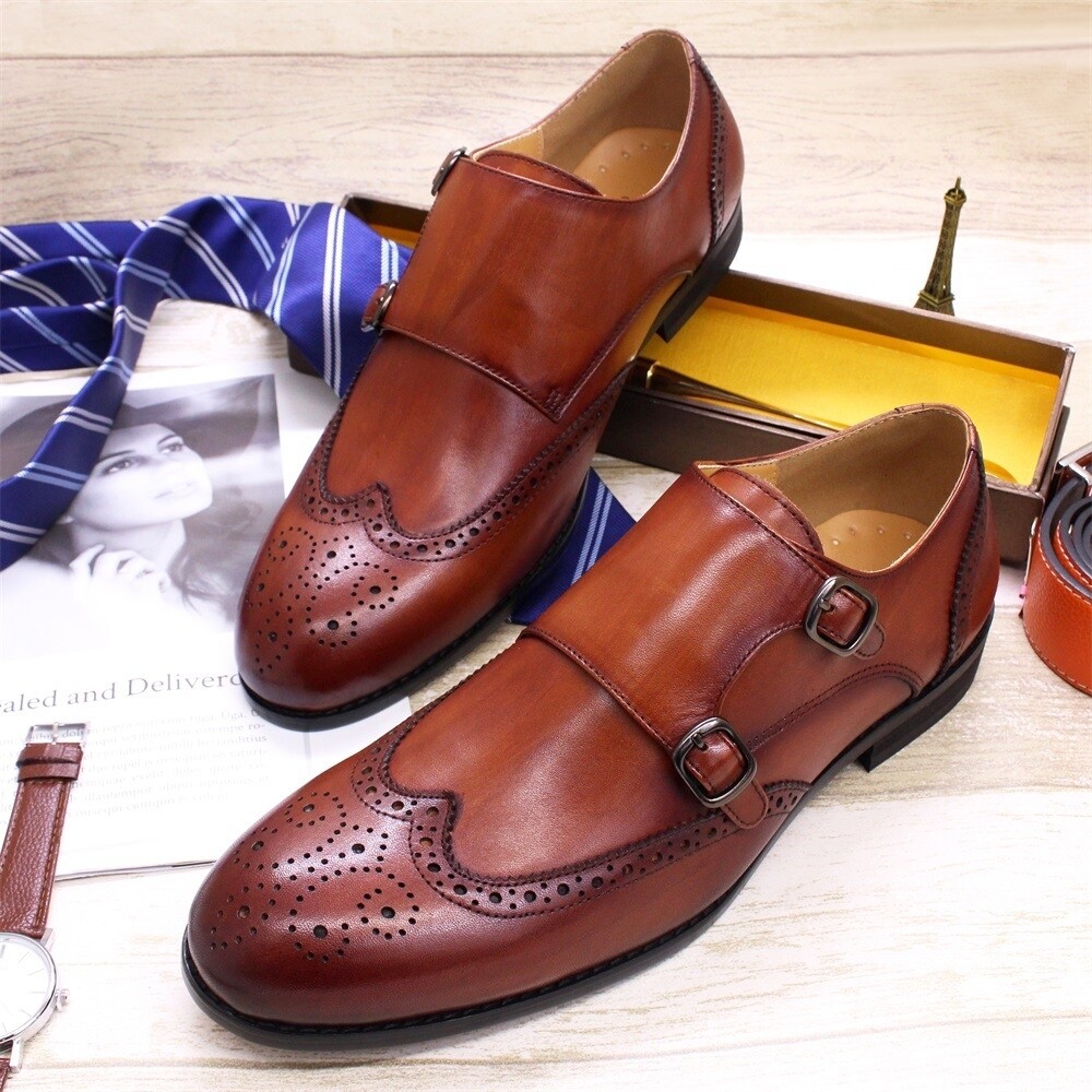 Brown double buckle shoes 