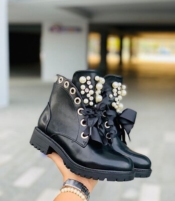 Pearls boots 