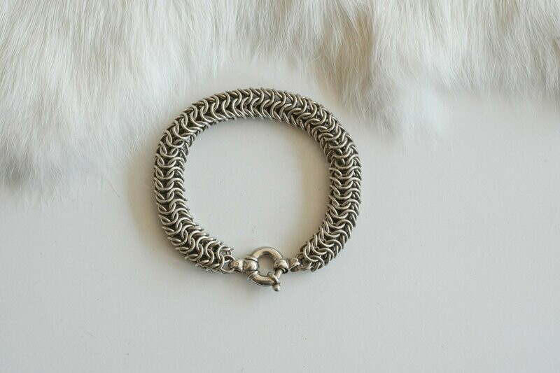 Ronde zilveren chainmaille armband.