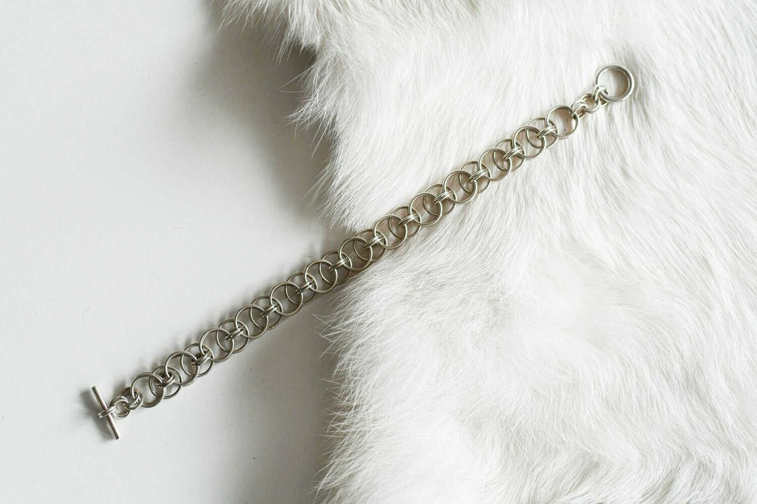 Zilveren chainmaille armband in "helm chain".