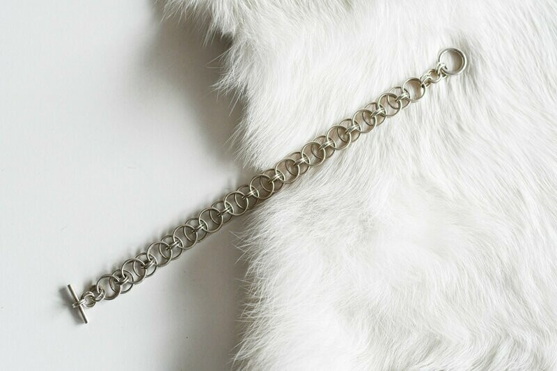 Zilveren chainmaille armband in "helm chain".