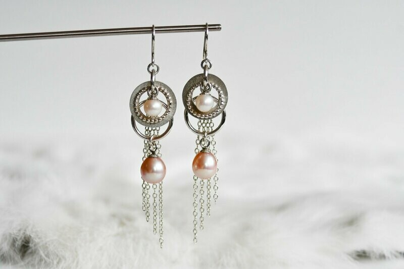 Zilveren oorhangers met parels