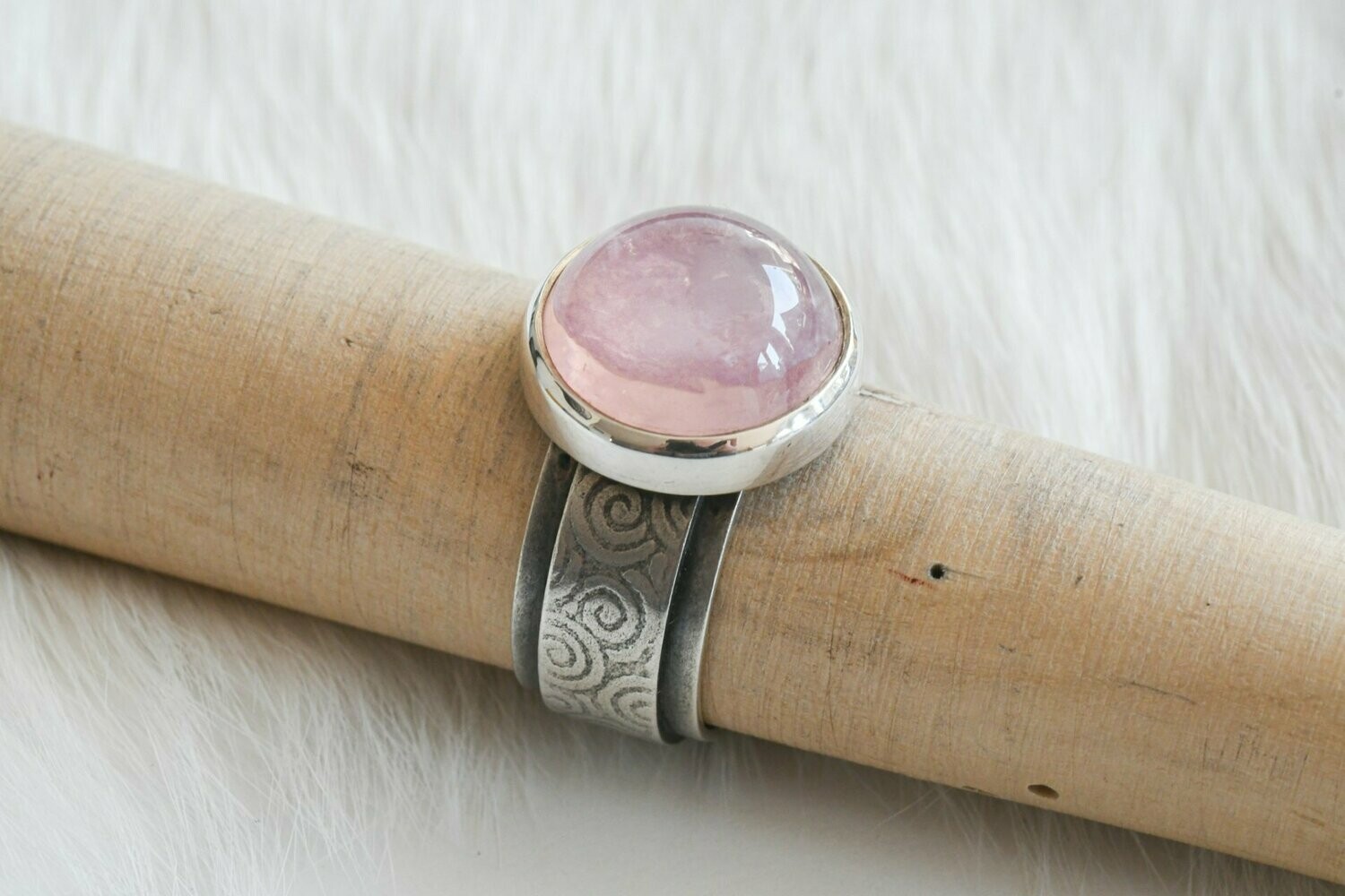 Zilveren ring met rozenkwarts.