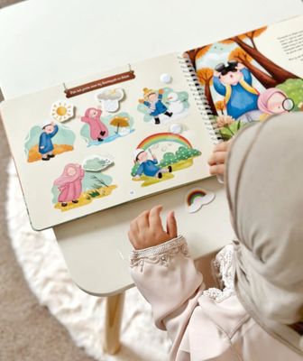 Adam en Sumayyah gaan op avontuur. Islamitische interactief busybook. Vanaf 3 jaar