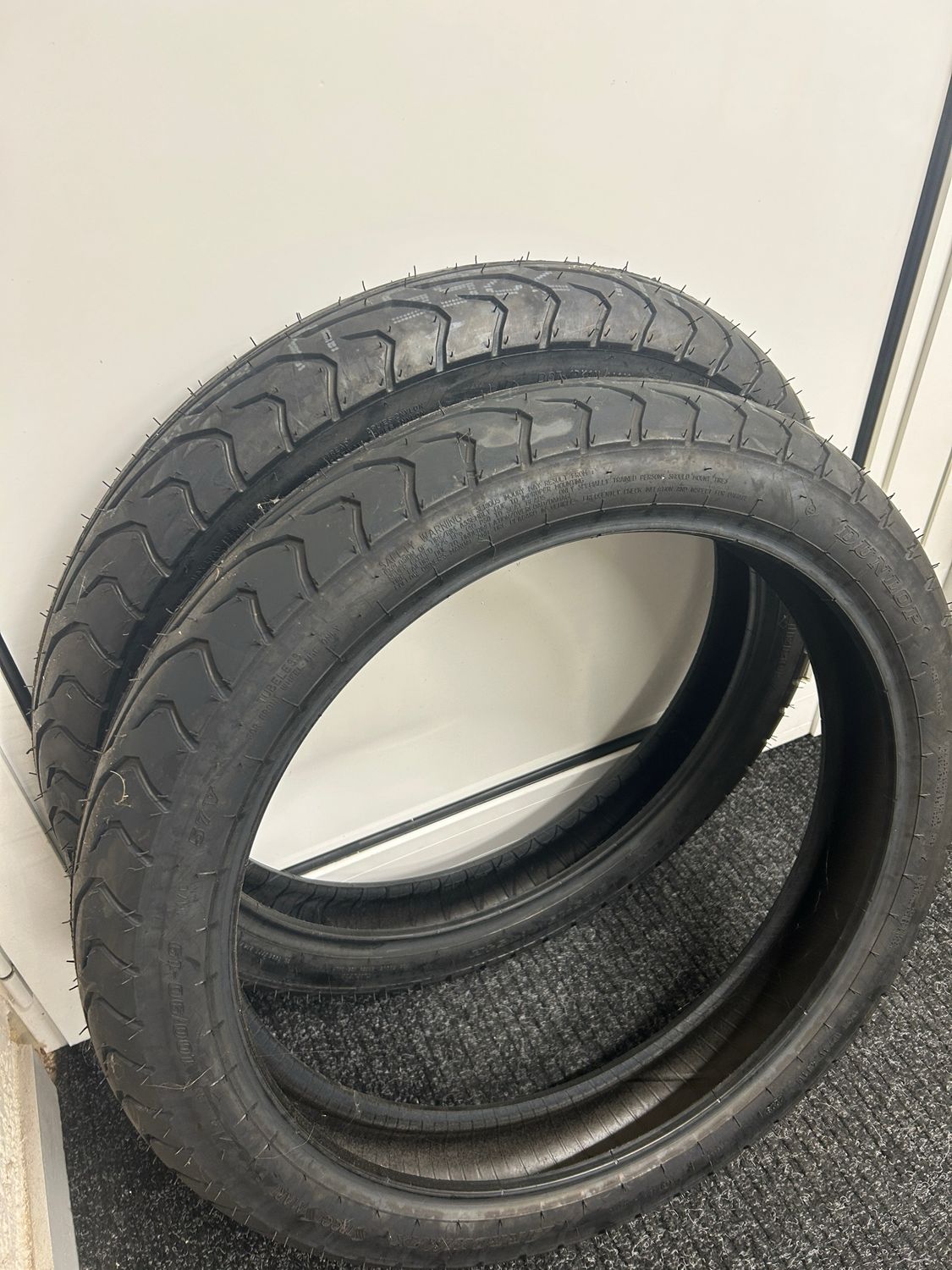 Set Dunlop straatbanden voor de SUR-RON Ultra Bee 19” Wheels