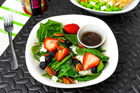 SPINACH CHICKEN AND BERRY SALAD