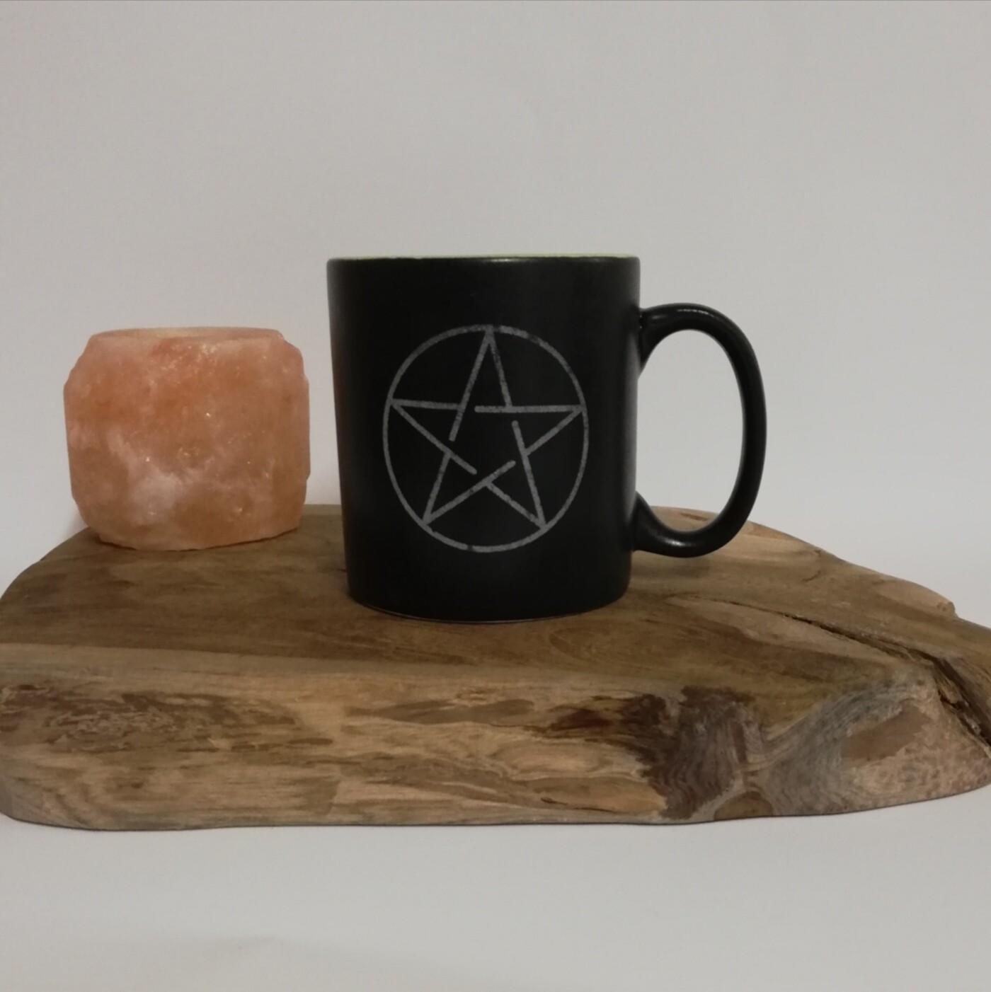 Koffie mok zwart met pentagram afbeelding
