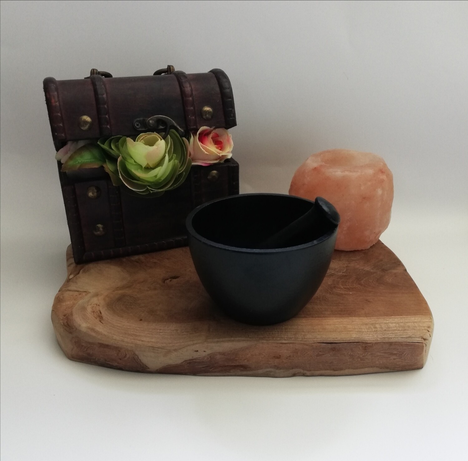 Iron cauldron vijzel