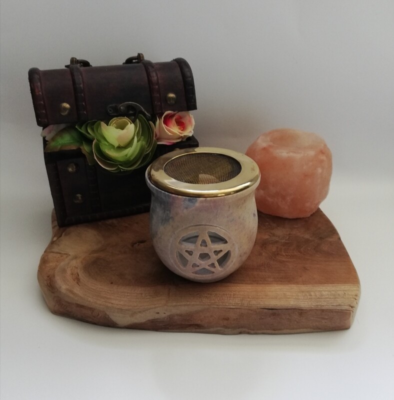 Zandkleurige resin wierookbrander zeepsteen
