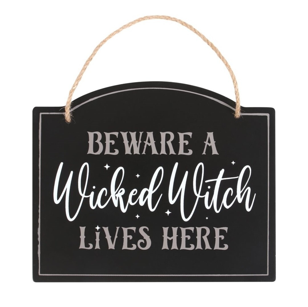 Beware a wicked witch lives here hang bord