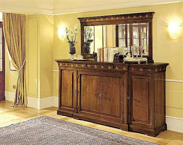 Credenza in noce a quattro porte con corpo avanzato