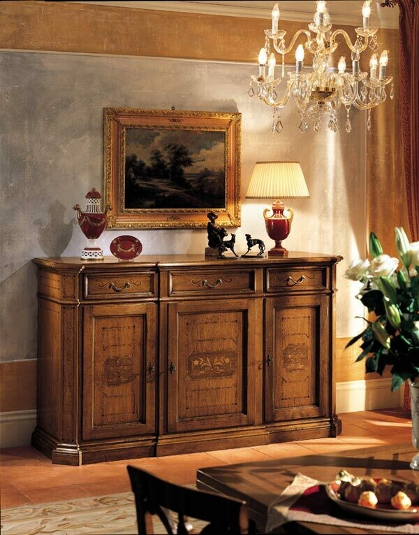 Credenza in noce con tre porte intarsiata