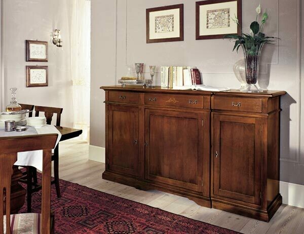 Credenza in noce a tre porte con corpo avanzato