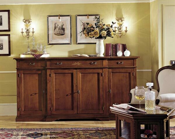 Credenza in noce a quattro porte corpo avanzato