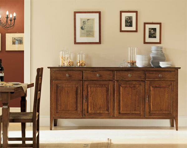 Credenza a quattro porte con gambette