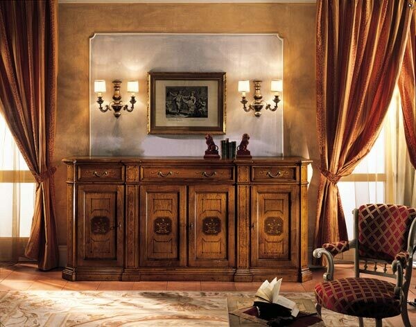 Credenza in noce a quattro porte intarsiata