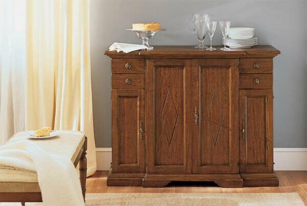 Credenza a quattro porte e quattro cassetti