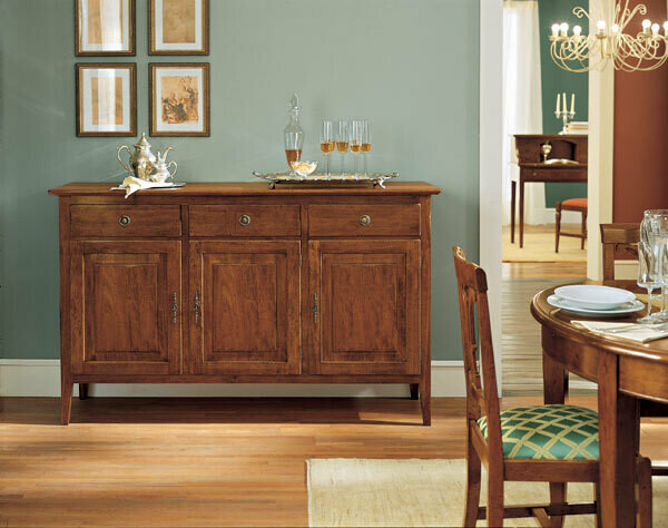 Credenza con tre porte e tre cassetti con gambette