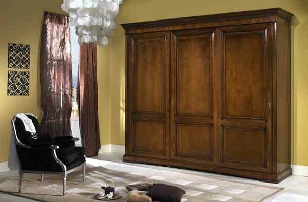 Armadio a tre porte battenti con cassettiera interna
