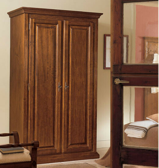 Armadietto con due porte battenti con cassettiera interna.