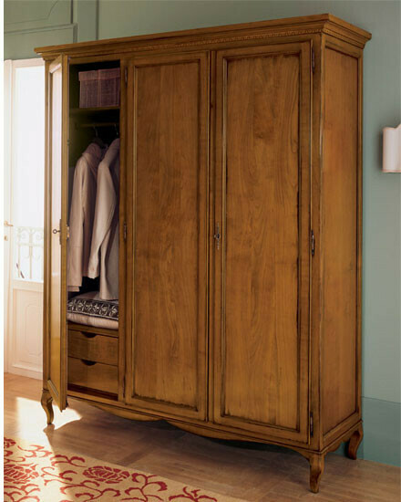 Armadietto con tre porte e cassettiera interna.