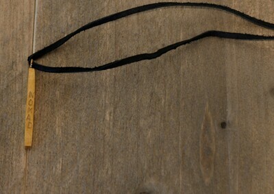 Soul Design : bar charm on leather strap 