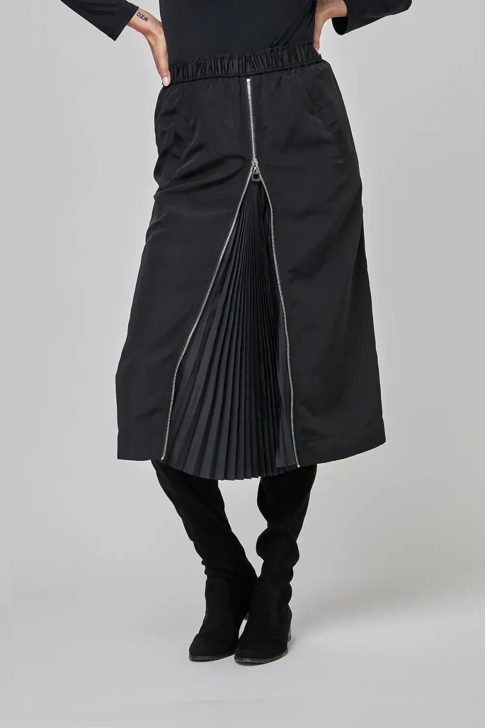 UCHUU - Zip Front Pleat Skirt - Black - CF25-203 UCHUU - Zip Front Pleat Skirt - Black - CF25-203