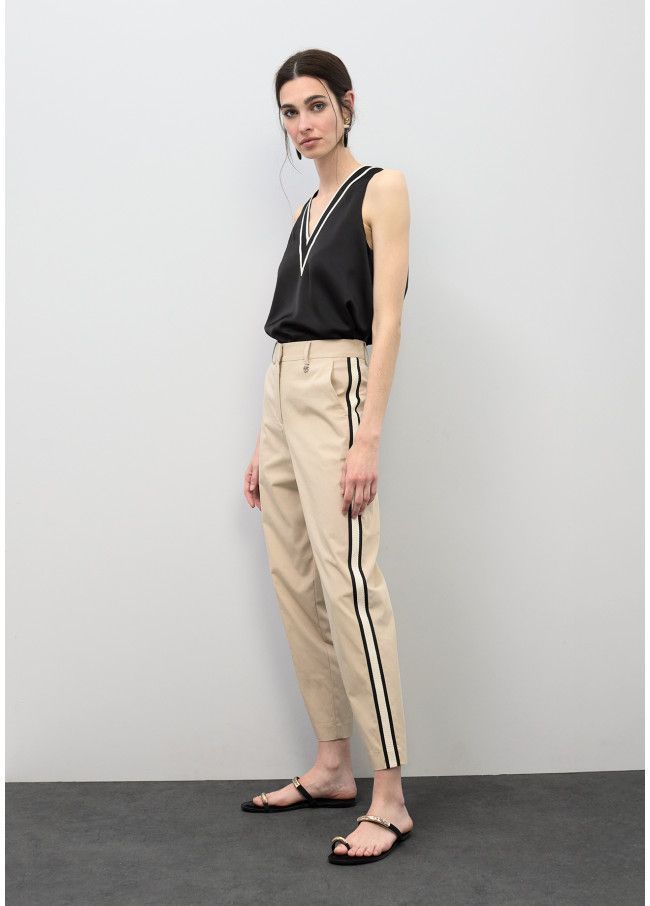 Lola Casademunt trouser side flash 14046