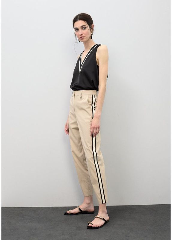 Lola Casademunt trouser side flash 14046