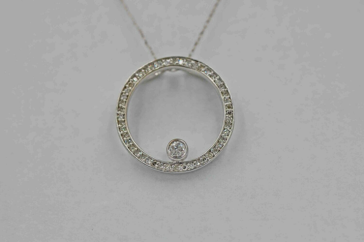 14k wg .30tcw diamond circle pendant