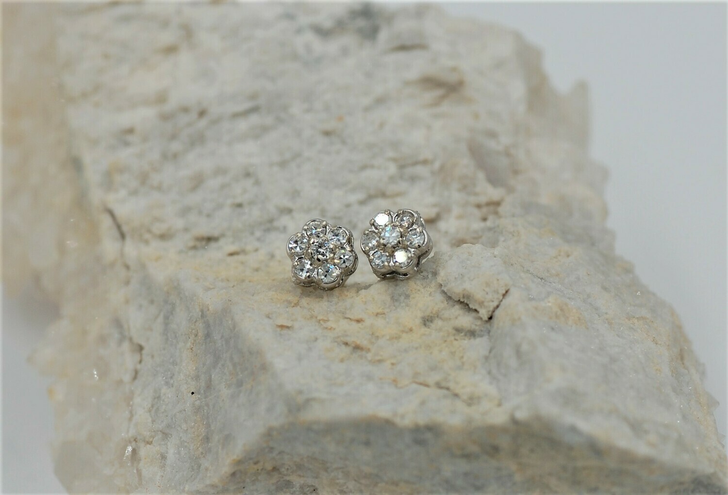 14kw round cluster diamond earrings - .60cttw