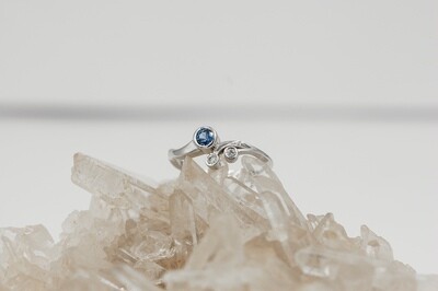 MT Yogo sapphire - 1/3ct round & diamond ring - 14kw